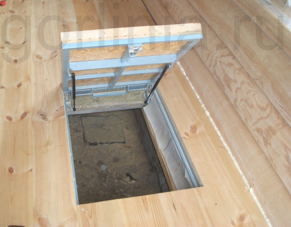 Люк в деревянном полу фото