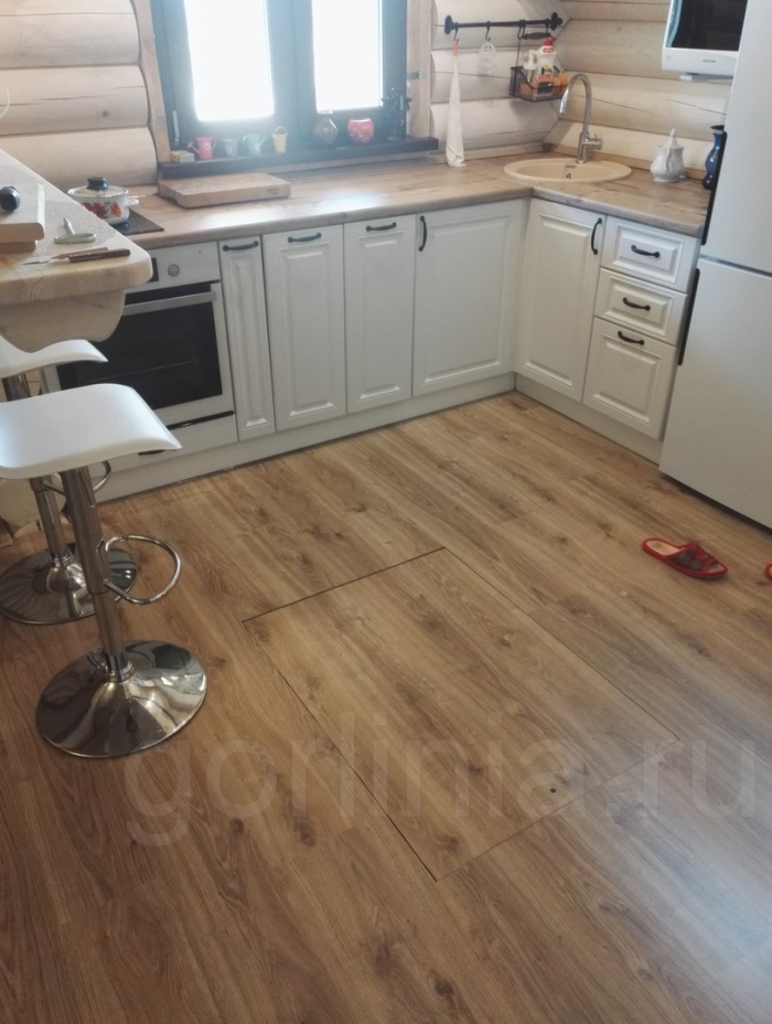 Люк в ламинате деревянный дом