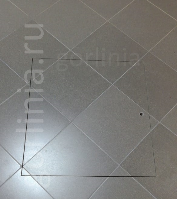 Напольный люк в полу из плитки для спуска в домашний подвал по лестница